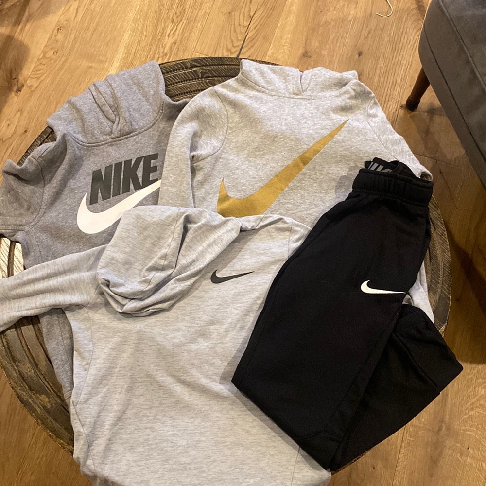 2 hoodie sweatshirts (1M, 1L),long sleeve hoodie drift shirt (M), sweatpants (M)